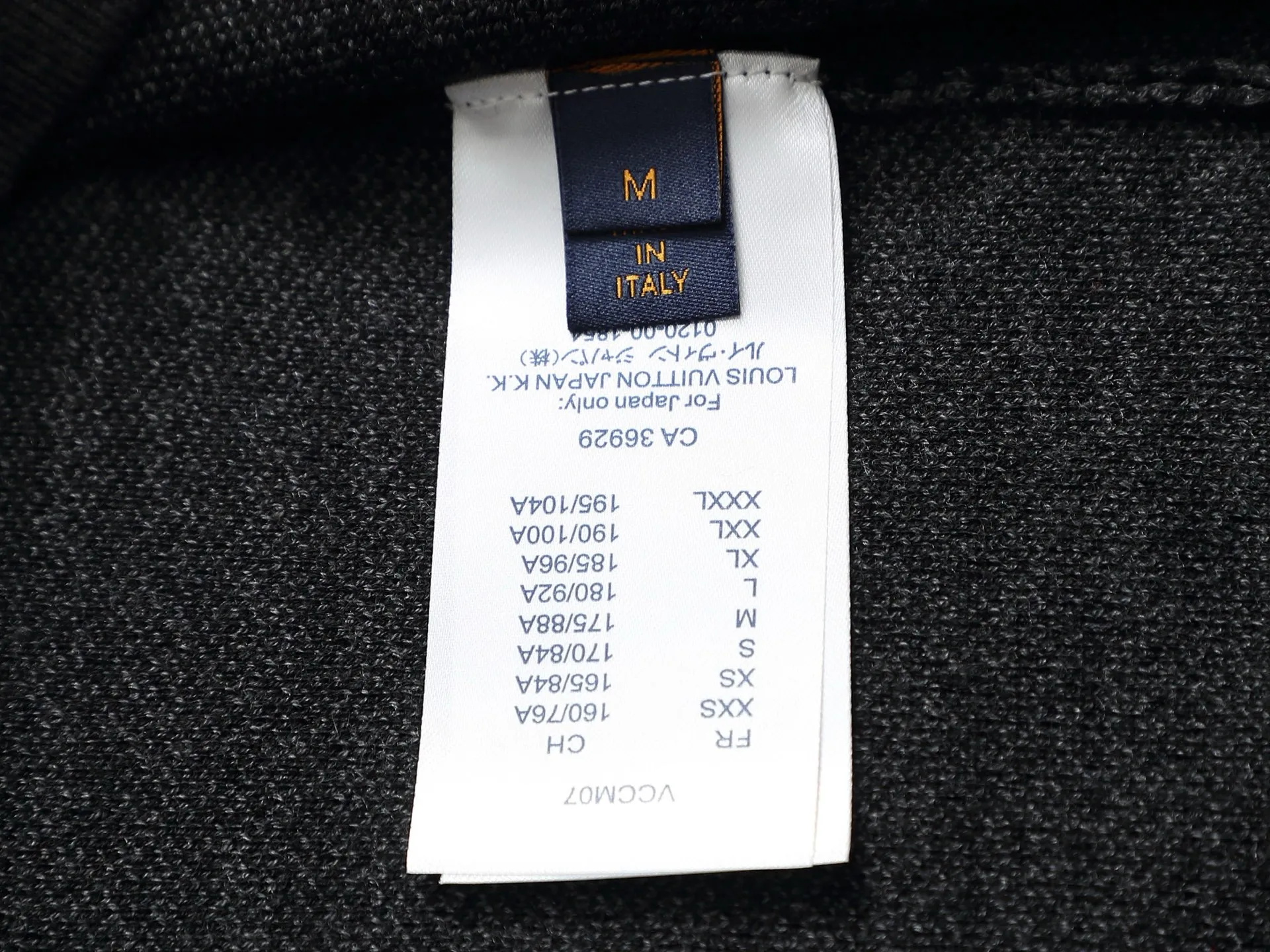 🅿️220 Louis Vuitton/Louis Vuitton Sweater jacquard towel embroidery The large logo is exquisitely upgraded, inspired by the retro embroidery of the 1980s. The original fabric is the same as the official short-sleeved T-shirt. The fabric is dyed in the same vat. It feels very comfortable. The latest brick cabinet synchronization for spring and summer. Fashionable and personalized. Super versatile and good-looking. It is very suitable for both men and women. A must-have for everyone. Hang tag. Collar label. Washed wheat. Complete with three labels. Color: Black Size: S M L XL